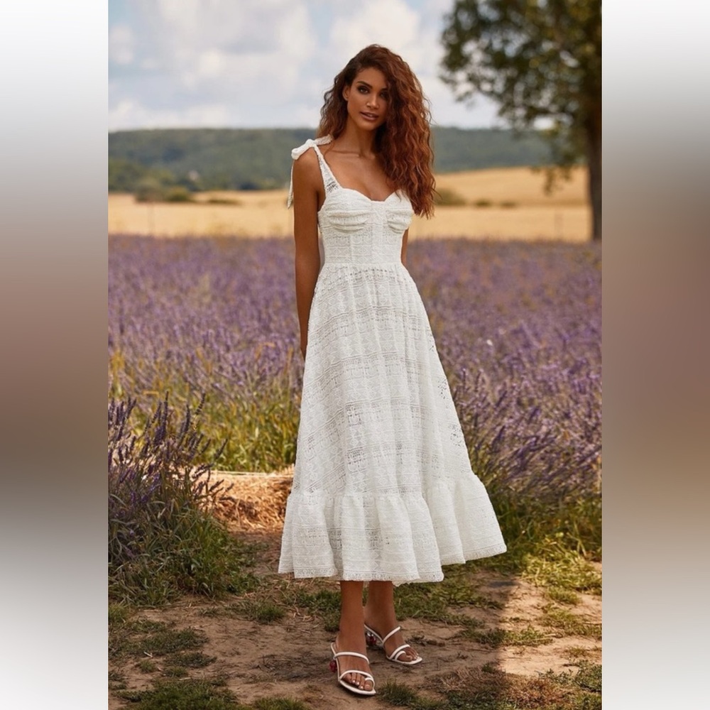 Alamour the Label Medium Katia White
Midi Dress